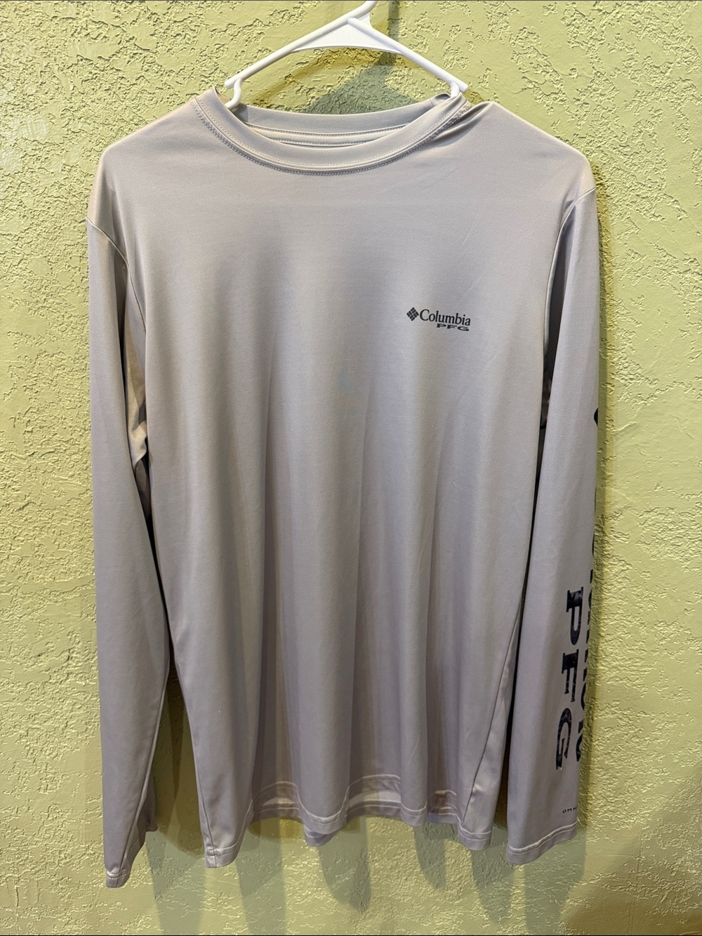 Columbia Long-Sleeve Performance Tee in Light Gray